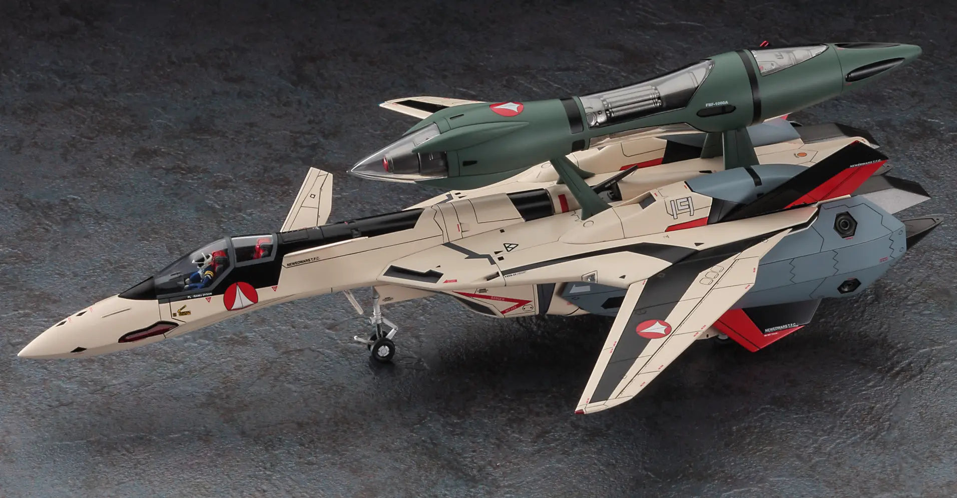 Macross Plus YF-19 w/Fast Pack & Fold Booster 1/72 Scale Model Kit
