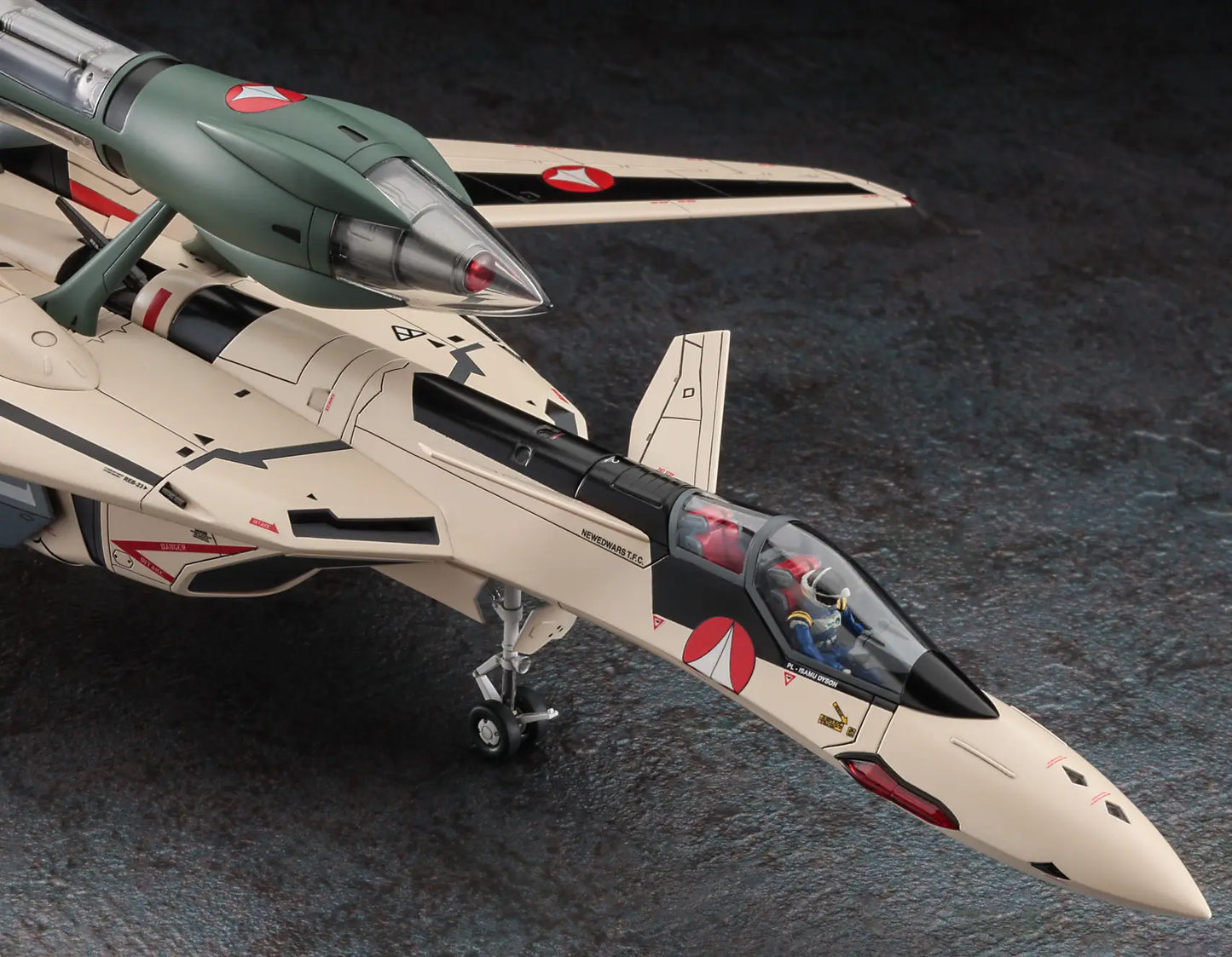 Macross Plus YF-19 w/Fast Pack & Fold Booster 1/72 Scale Model Kit